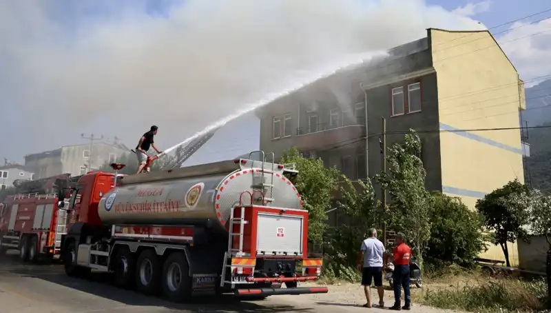 Çatı Katında Meydana Gelen Yangın Panik Yarattı, İşte Tüm Detaylar