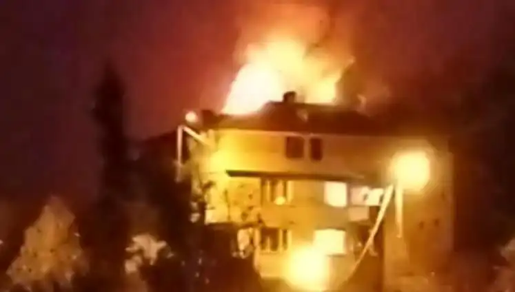 Yerleşim Yerinde Yangın Alarmı: Saman Dolusu Çatı Alev Alev Yandı!