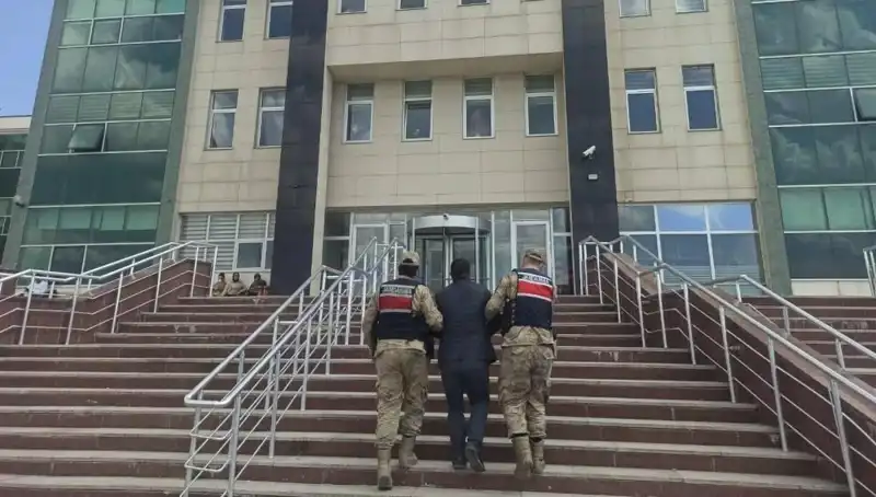 Hapis Cezasıyla Aranan Şahıs, Saklandığı Yerde Gerçekten Yakalandı!