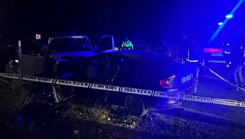 Minibüs Ters Şeritte Giderek Feci Kazaya Sebep Oldu: 1 Ölü, 8 Yaralı