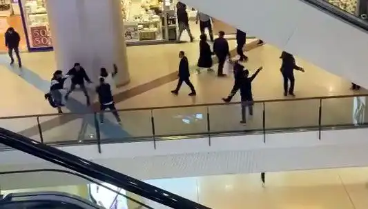 İstanbul’daki AVM'de Patlak Veren Kavga Herkesi Şaşırttı!