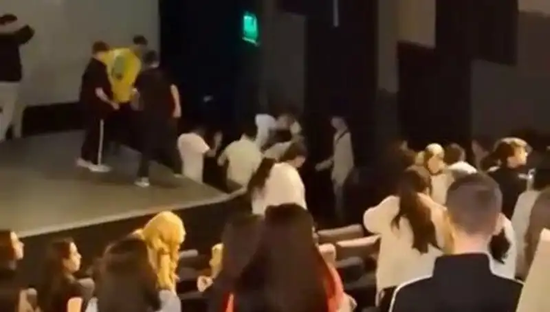 Rapçi Çakal'ın Hayranları Arasında Yaşanan Kavga Sosyal Medyayı Salladı