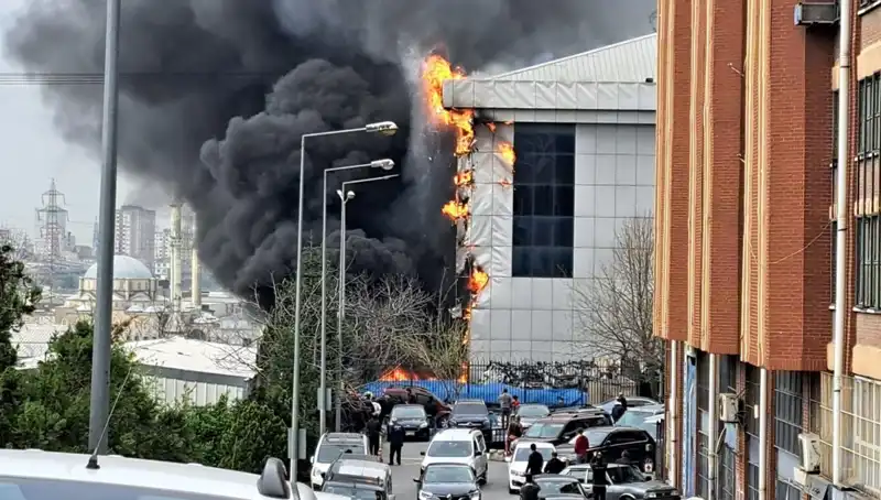 Başakşehir'de Sanayi Sitesinde Büyük Yangın! Olay Yerinden Son Gelişmeler