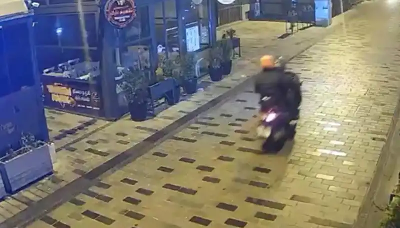 Gece Kulübü Haraç Saldırısında Kanlı Anlar: Silahlı Çatışma ve Torpil Patlamaları
