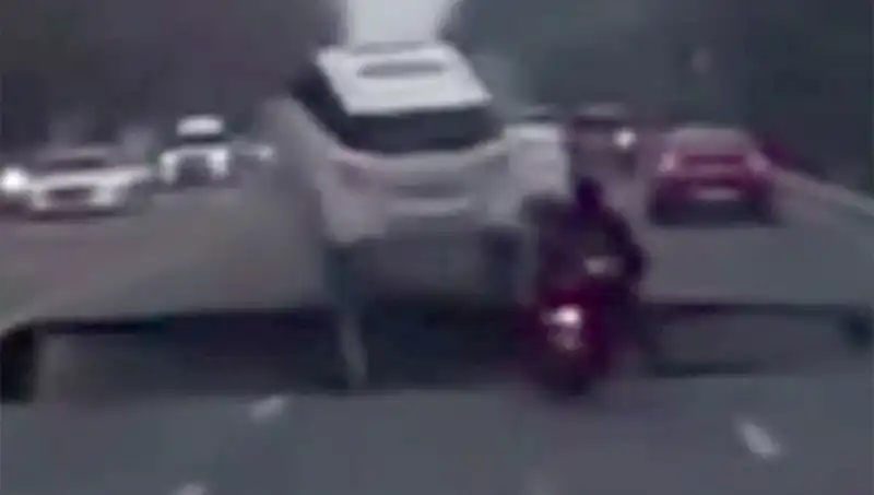Güney Kore Otoyolunda Oluşan Dev Çukur Motosikleti Yuttu, Korku Dolu Anlar Yaşandı!