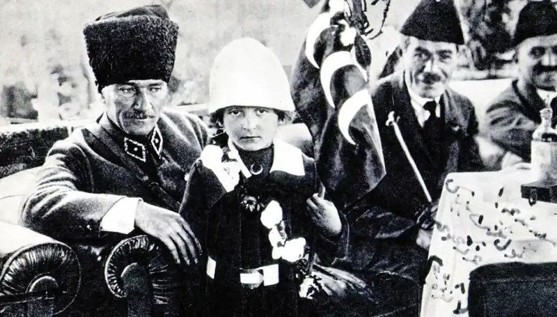 Şapka Altında Gizli Bir Hikaye: Bayram Anılarının Peşinde