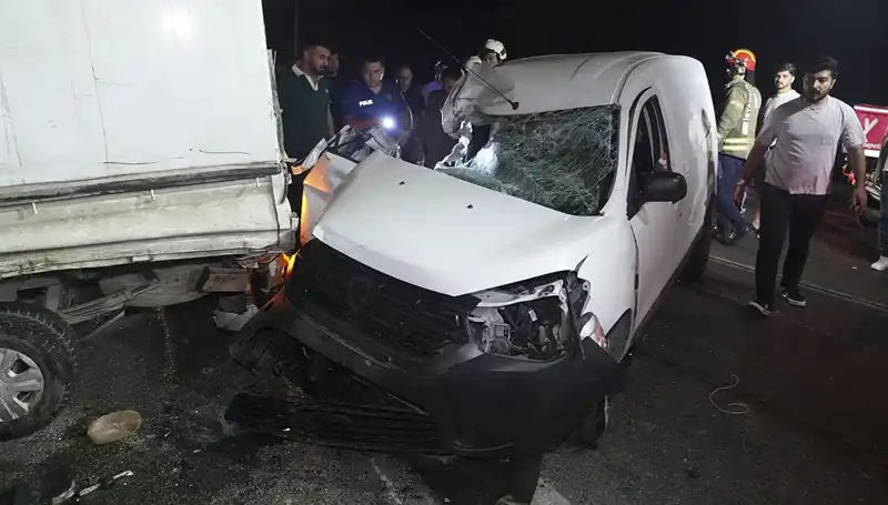 İstanbul'da Trafik Kazası! 3 Yaralı, Olay Yerinden İlk Görüntüler