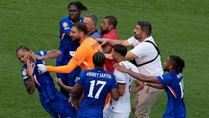 Futbol Maçında Ortalık Karıştı: Teknik Direktörden Futbolcuya Yumruk İddiası