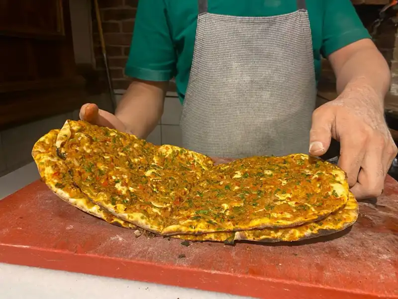 İstanbul’da Lahmacun Fiyatları Arasında Uçurum: Neden Bu Kadar Farklı?