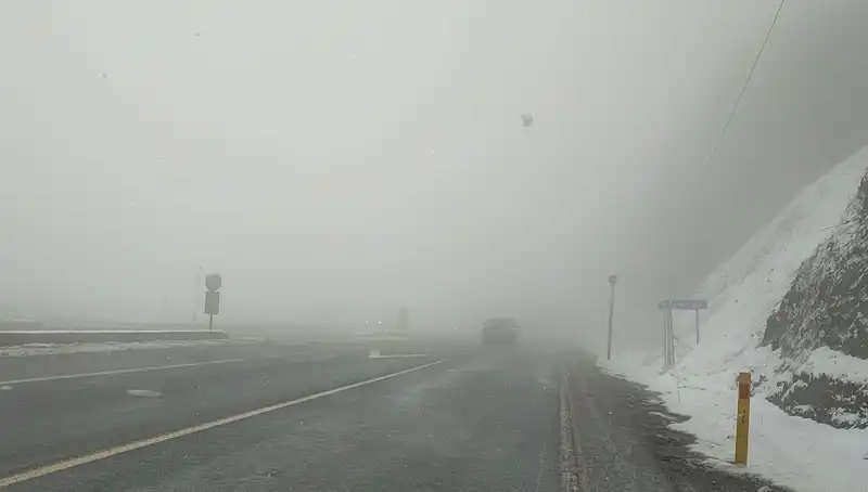 Bolu Dağı'nda Kar ve Sis, Ulaşımda Zorluklar Yaşanıyor