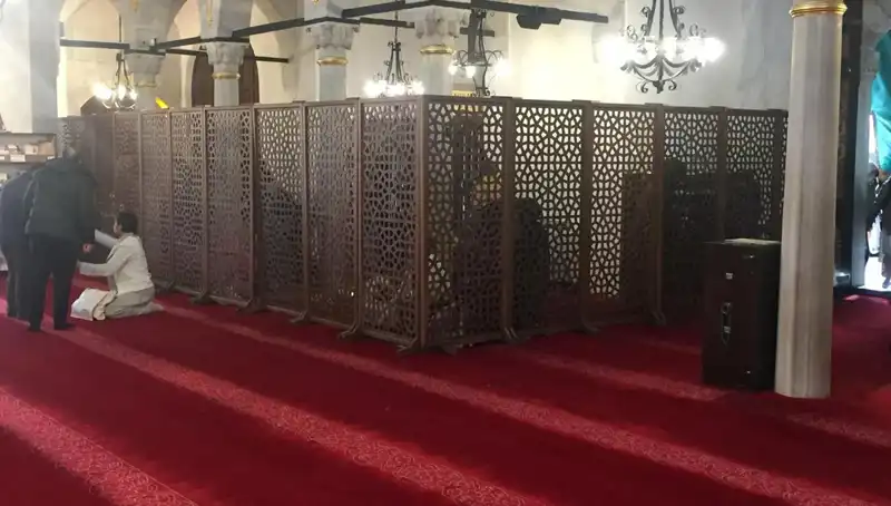 Kadın ve Erkeklerin Yan Yana Teravih Namazı Kılması Tartışmalı İddialar Doğurdu