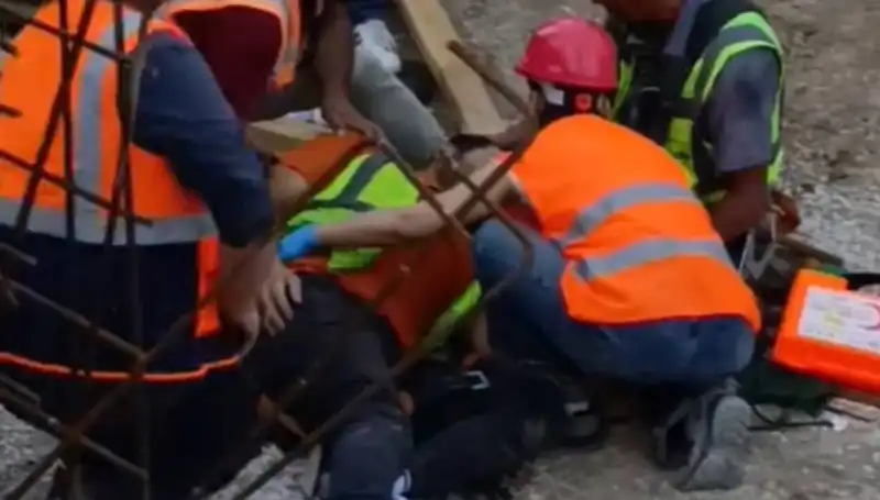 Adana'da İnşaat İşçileri Yüksekten Düşerek Yaralandı