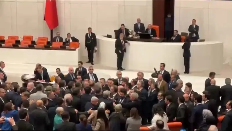 Mecliste Emekli İkramiyesi Krizi: Kavga Çıktı, Tartışmalar Alevlendi