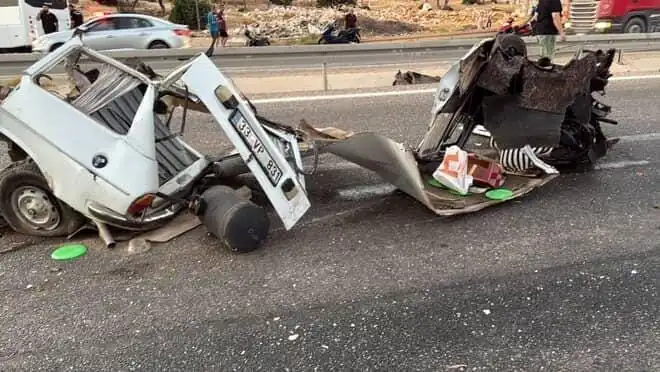 Bariyere Çarpan Araç Kaza Yeri Olmaktan Çıktı: 1 Ölü, 1 Yaralı