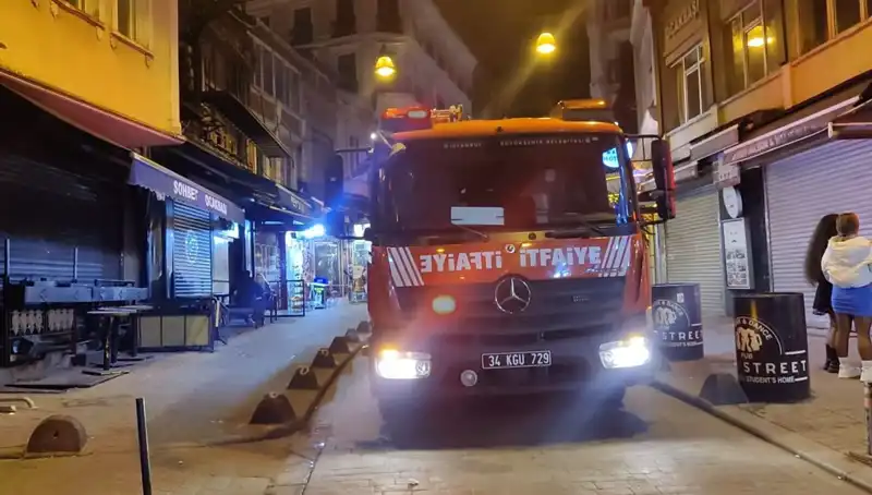 Beyoğlu'nda Asansör Boşluğuna Düşen Müşteri Hayatı Tehlikeye Girdi