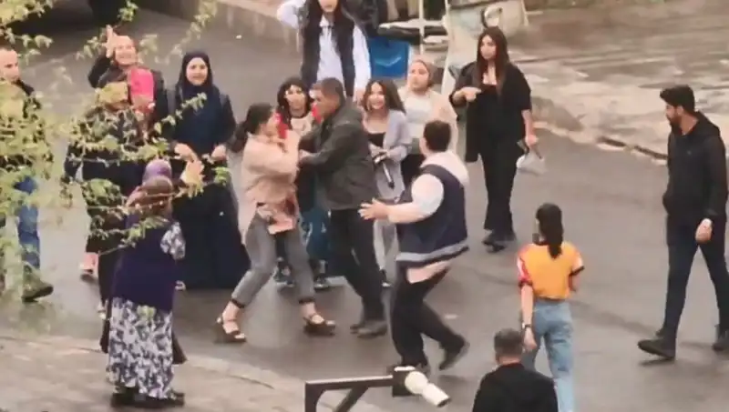 Adliye Önünde Tekmeli ve Yumruklu Kargaşa: Gözler Şaşkınlık İçinde!