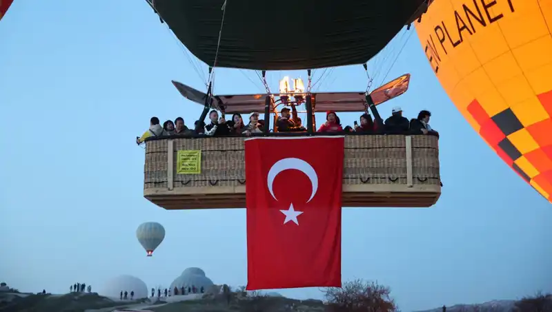 Kapadokya Sıcak Hava Balonları Türk Bayraklarıyla Göklerde Yeniden Buluştu