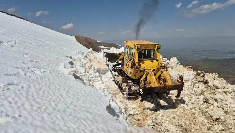 Nisan Ayında 2 Metreyi Aşan Kar, Yol Açma Çalışmaları İle Aşılmaya Çalışılıyor
