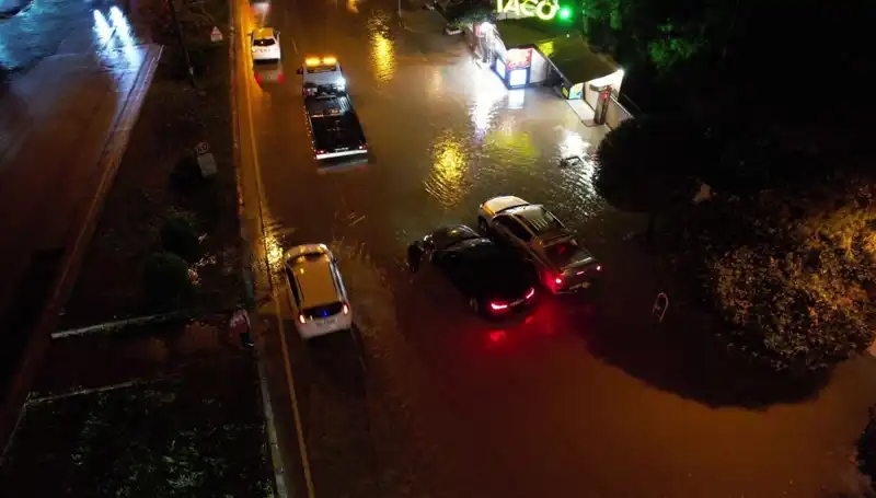 Adana’da Beklenmedik Sağanak Yağış: Cadde ve Yollar Sular Altında Kaldı