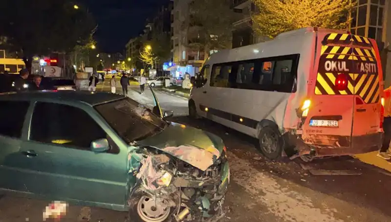 Otomobil Servis Minibüsüne Çarptı: 6 Yaralı, Kaza Anı Şok Edici