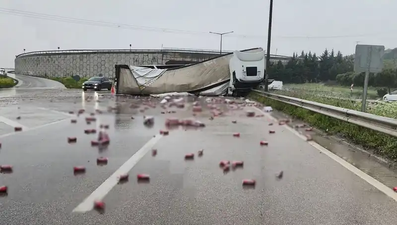 TIR Devrildi: İçkiler Yola Saçıldı, Şok Edici Anlar Yaşandı