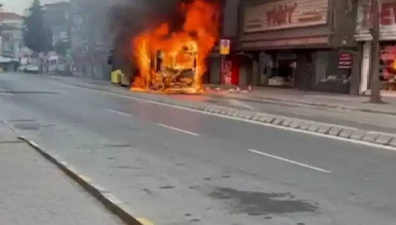 Ümraniye'de Yangın Paniği: Evin İçinde Korku Dolu Anlar
