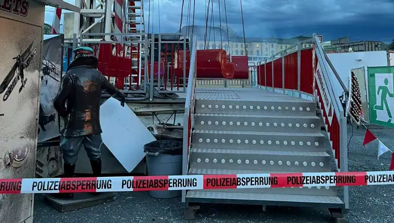 Dönen Salıncak Reklam Direklerine Çarptı: Wow! Facianın Eşiğinden Dönülmesi