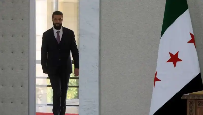Fransa, Paris Zirvesi'nde Yeni Suriye'ye Destek Verme Sözünü Verdi