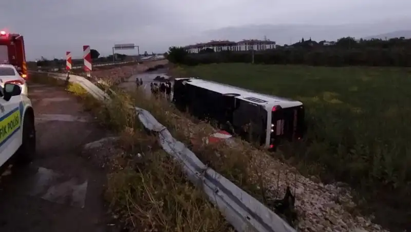 Manisa’da Yolcu Otobüsü Kazası: Çok Sayıda Yaralı, Olay Yeri Kağıt gibi Devrildi!
