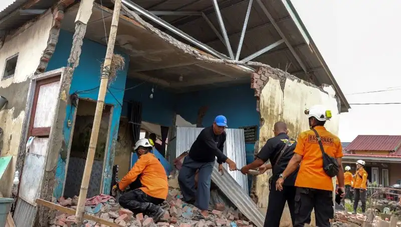 Endonezya'da Şok Eden Deprem: 5,7 Büyüklüğündeki Sarsıntı 8 Evi Yıkıma Uğrattı
