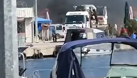 Tuzla'daki Balıkçı Barınağında Büyük Lastik Yangını: Olayın Ayrıntıları