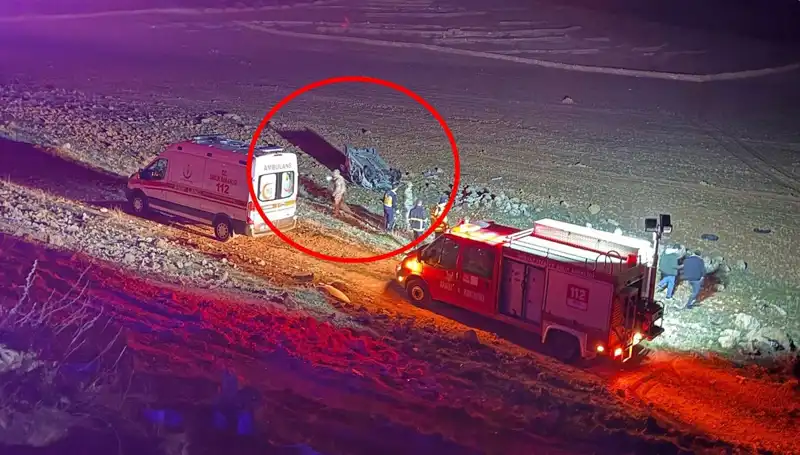 Otomobil Şarampole Devrildi: Araçtan Fırlayan 2 Kişinin Hayatı Kayboldu