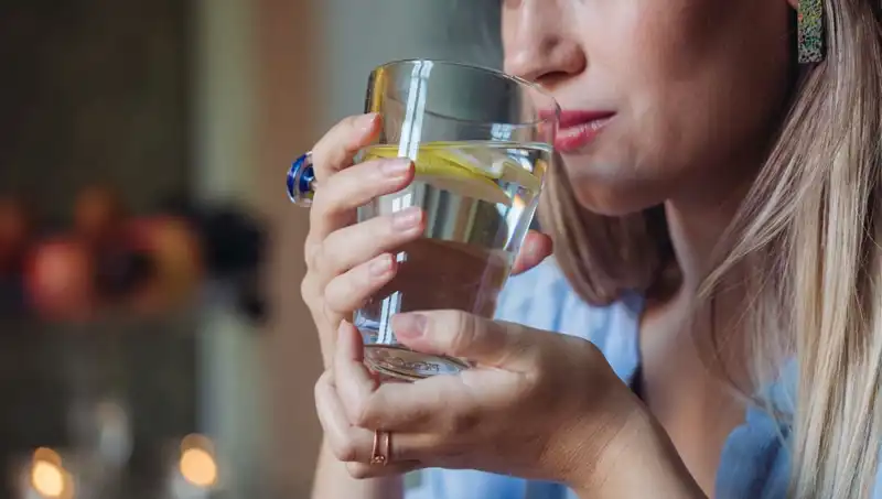 Aç Karnına 1 Litre Su İçmenin Cilt, Sindirim ve Sağlık Üzerindeki Etkileri