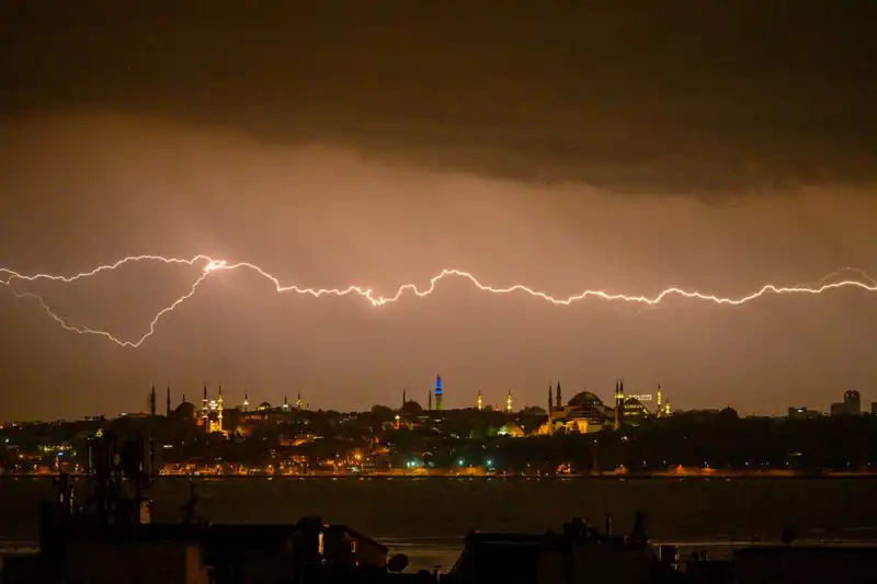 İstanbul'da Sıcaklık Şoku: 22 Derece Birden Düşebilir!