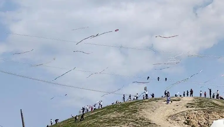 Uçurtma Şöleni: Renkli Gökyüzü ve Mutlu Anların Buluşması