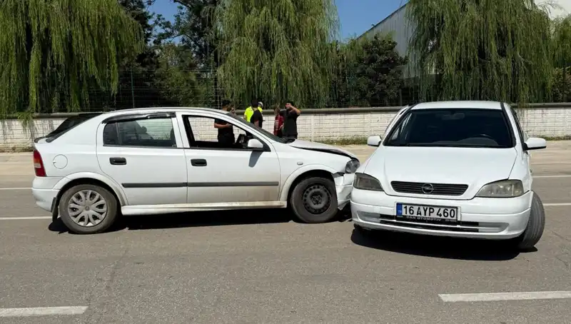 İki Araç Şehir Merkezinde Çarpıştı: 2 Yaralı Hastaneye Kaldırıldı
