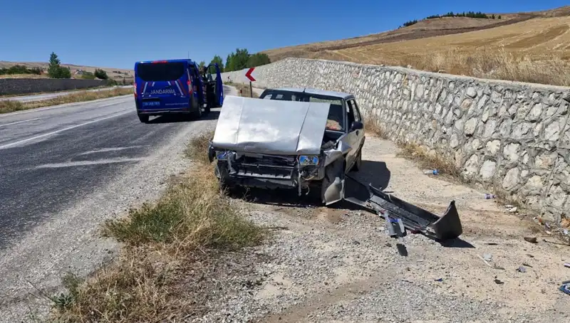 Kontrolden Çıkan Otomobil Duvara Çarptı: Can Pazarı Yaşandı!