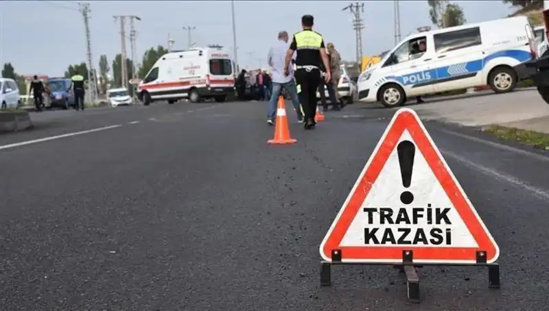 Antalya'da Otomobil Kanala Devrildi: İki Yaralı, Kaza Anları Dehşet Verdi