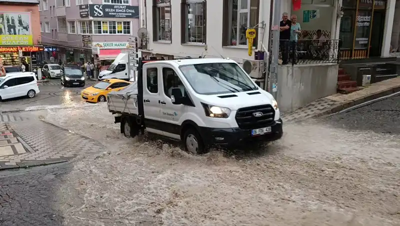 Aniden Bastıran Sağanak, Şehri 10 Dakikada Su Altında Bıraktı
