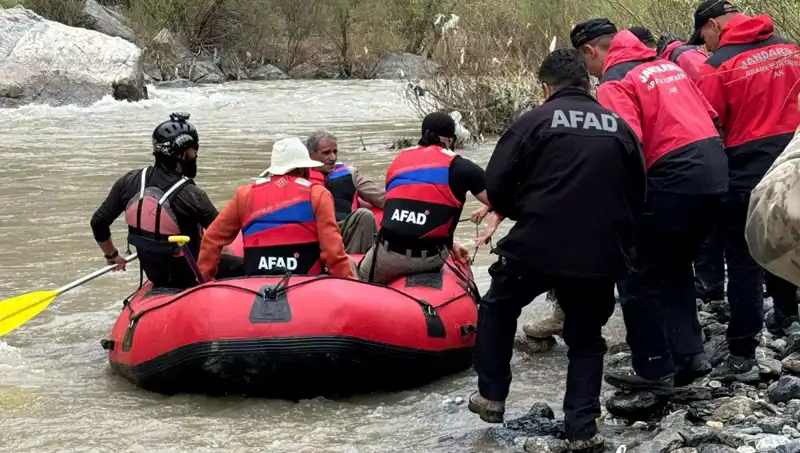 Zap Suyu Kenarında Mahsur Kalan 4 Kişi Kahramanlar Tarafından Kurtarıldı