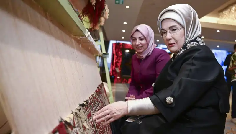 Emine Erdoğan’ın Elde Ettiği Halı Açık Artırmada Satıldı: Geliri Depremzede Kadınlara!