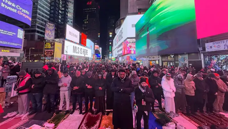 New York Times Meydanı'nda İlk Teravih Namazı: Müslümanlar Bir Araya Geldi