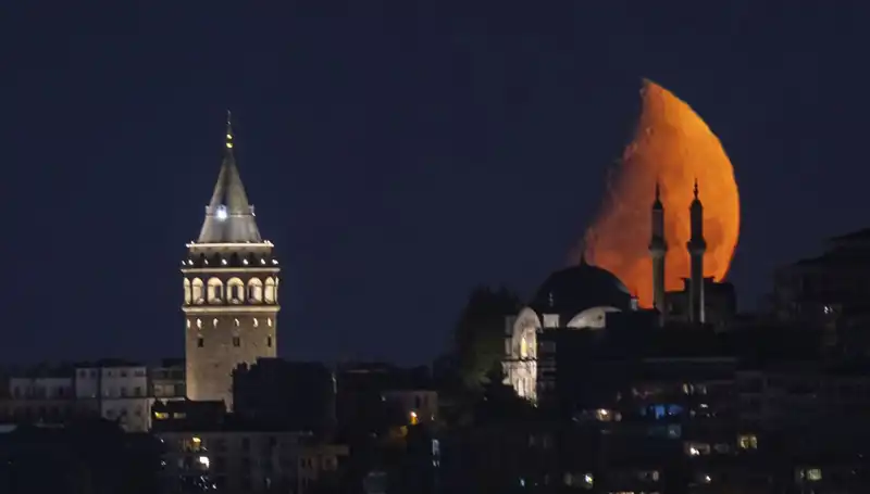 İstanbul'da Yarım Ay Göz Kamaştırdı: Tarihi Anların Şehrinde Eşsiz Manzara