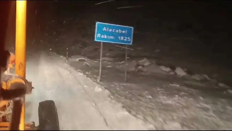 Antalya'da Beklenmedik Kar Sürprizi: Turistler Şaşkın