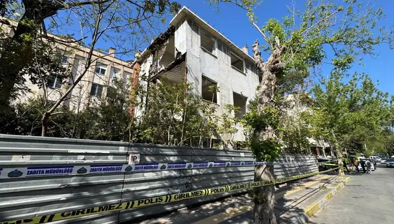 Bakırköy'deki Metruk Bina Depremle Kısmen Çöktü: Olayın Detayları