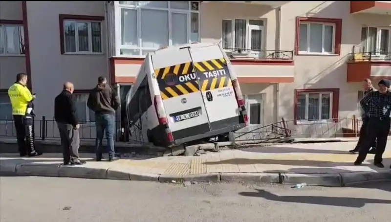 Öğrenci Servisi Balkona Girdi: İki Yaralı, Olayın Ayrıntıları Şok Edici!