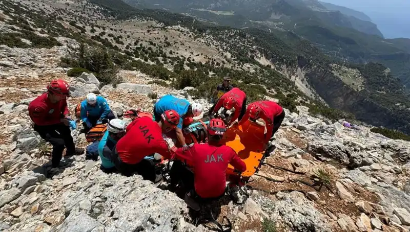 Fethiye'de Paraşüt Kazası: Kayalıklara Düşen İki Kişinin Hayatı Kaybedildi