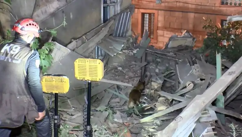 İstanbul'da Deprem Sonrası Çöken Bina, Şehirde Panik Yarattı