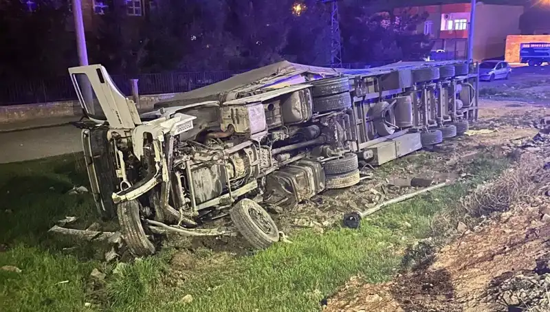 TIR Devrildi: 6 Kişi Yaralandı, Trafik Durma Noktasına Geldi