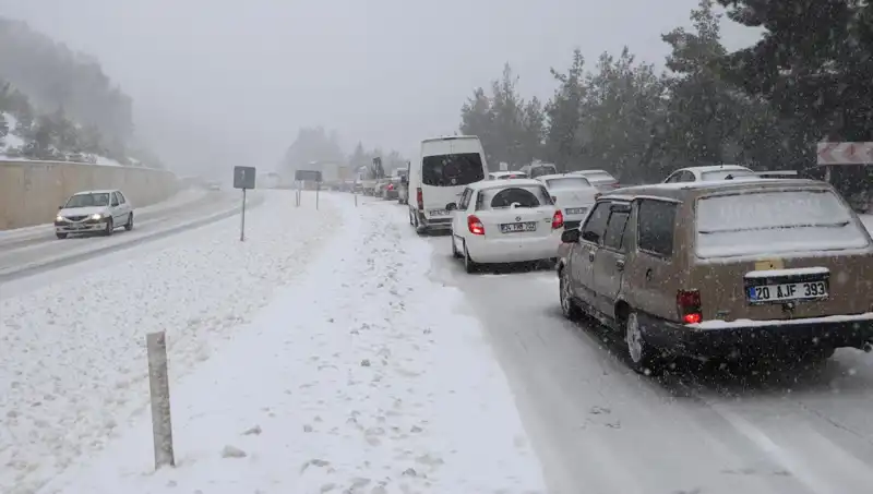 Denizli-Antalya Kara Yolunda Kar Engel Tanımadı: Trafik Felç Oldu!